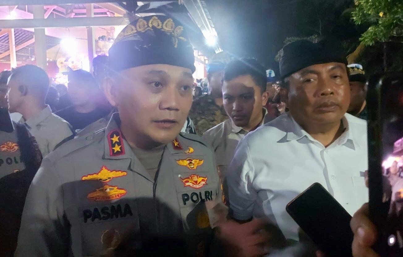 Kapolda Bali Irjen Pol Pasma Royce bersama Anggota Komisi III DPR RI I Nyoman Parta di Wantilan Pura Dalem Desa Guwang, Gianyar, Sabtu (24/10/2026) malam. (Balihotnews/red)