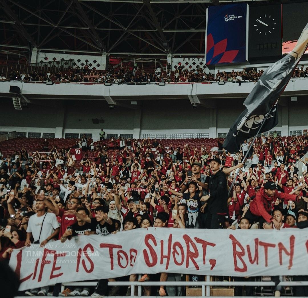 Animo tinggi suporter Timnas Indonesia yang memadati Stadion Utama Gelora Bung Karno (SUGBK), Jakarta. (Balihotnews/IG timnasindonesia)
