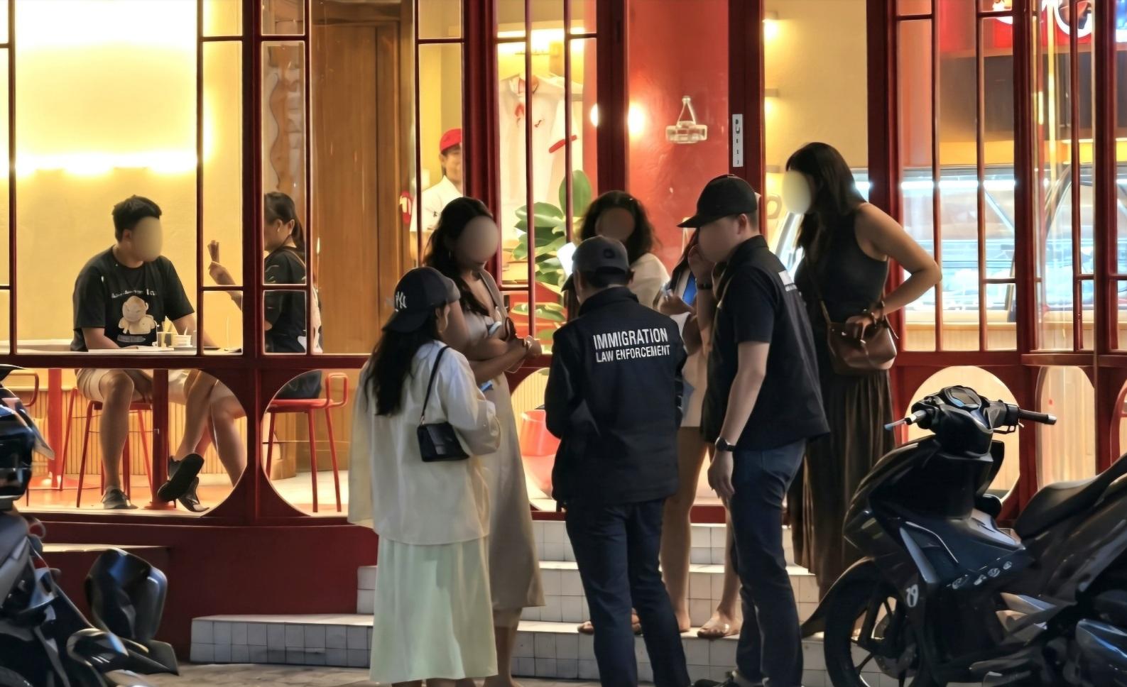 Patroli rutin petugas Imigrasi Ngurah Rai dalam mengawasi pergerakan dan izin tinggal WNA di Bali. (Balihotnews/Ist)
